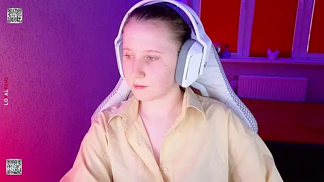 mon lola online show from March 16, 2:32 pm