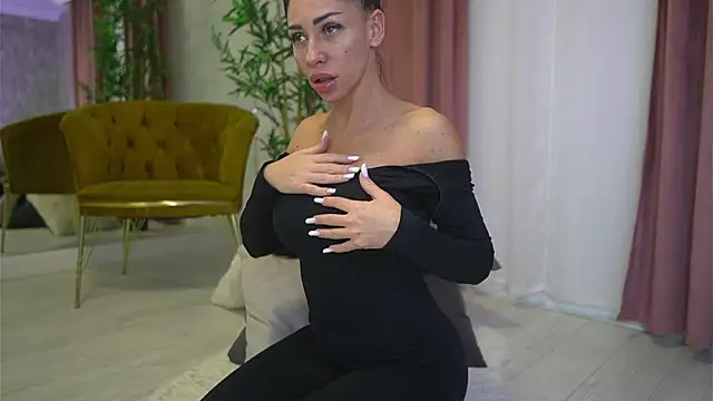 Snapshot of MyaBlack chatting on December 19, 5:10 am MyaBlack online show from December 19, 5:10 am