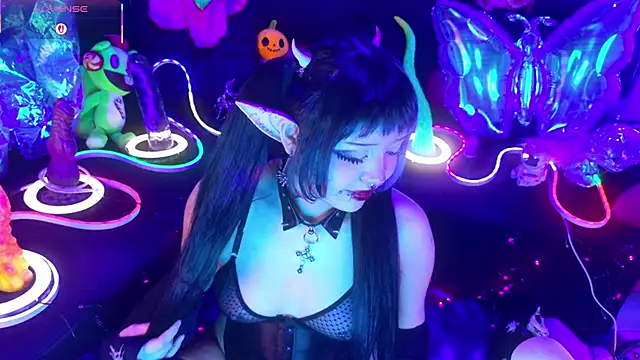 LaytonBox online show from March 21, 2:10 pm