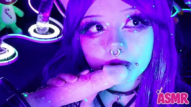 LaytonBox online show from November 22, 3:00 pm