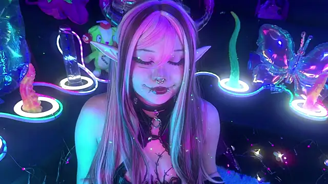 LaytonBox online show from April 16, 3:02 pm