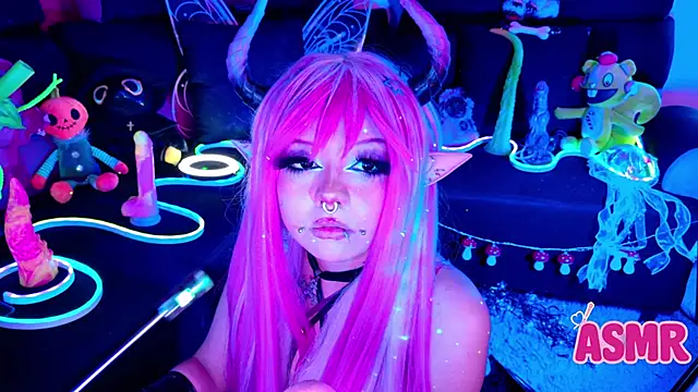 LaytonBox online show from November 8, 3:15 pm