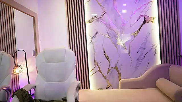 Emma Walkerr  online show from April 8, 7:04 pm