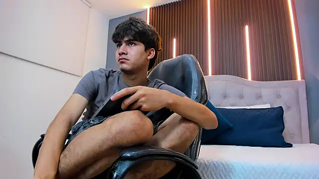 Snapshot of Tommy18__ chatting on December 17, 3:33 am Tommy18 online show from December 17, 3:33 am