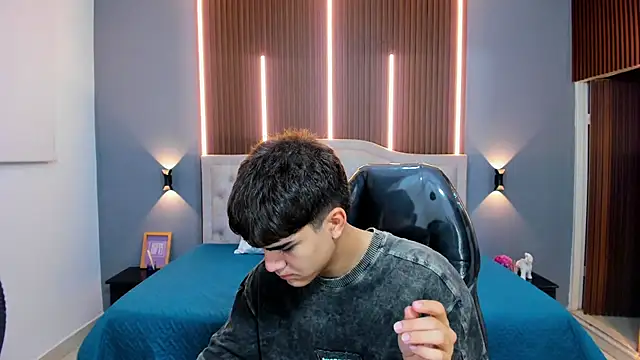 Tommy18   online show from November 5, 4:26 am