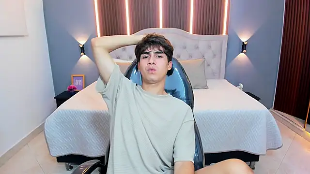 Snapshot of Tommy18__ chatting on February 3, 6:22 am Tommy18 online show from February 3, 6:22 am