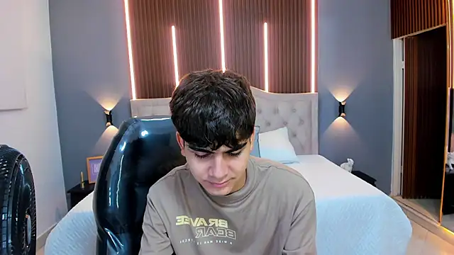 Tommy18   online show from September 16, 3:29 am