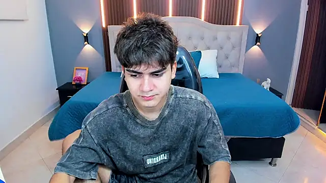 Snapshot of Tommy18__ chatting on January 17, 3:32 am Tommy18 online show from January 17, 3:32 am