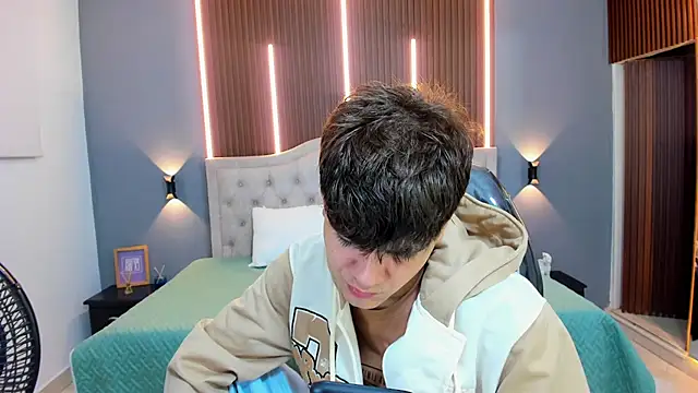 Tommy18   online show from September 12, 3:28 am