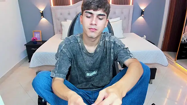 Snapshot of Tommy18__ chatting on February 21, 3:30 am Tommy18 online show from February 21, 3:30 am