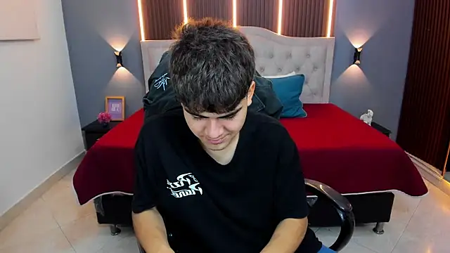 Snapshot of Tommy18__ chatting on February 14, 3:40 am Tommy18 online show from February 14, 3:40 am