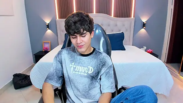 Tommy18   online show from April 8, 3:52 am