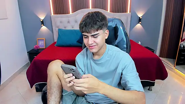 Snapshot of Tommy18__ chatting on February 10, 3:27 am Tommy18 online show from February 10, 3:27 am