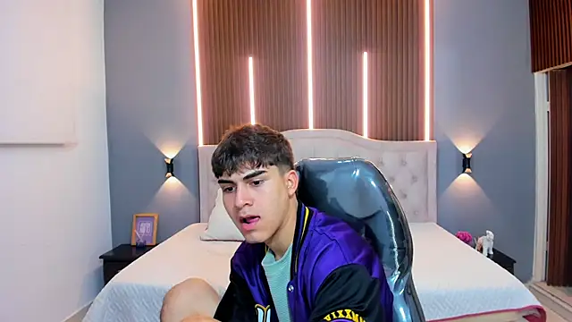 Tommy18   online show from October 30, 3:38 am