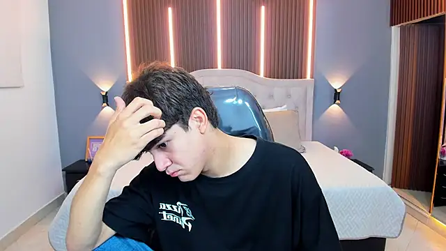 Tommy18   online show from December 4, 3:49 am