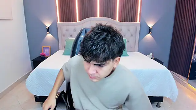 Tommy18   online show from April 16, 3:29 am