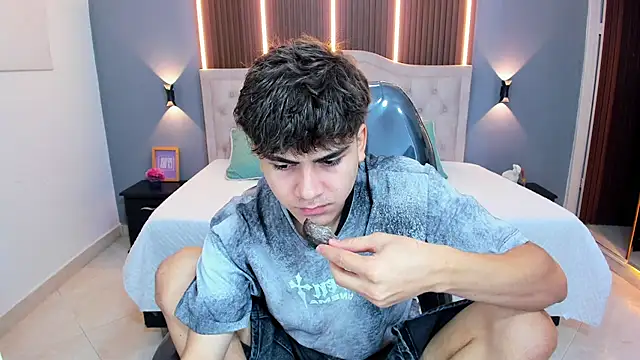 Tommy18   online show from April 18, 3:31 am