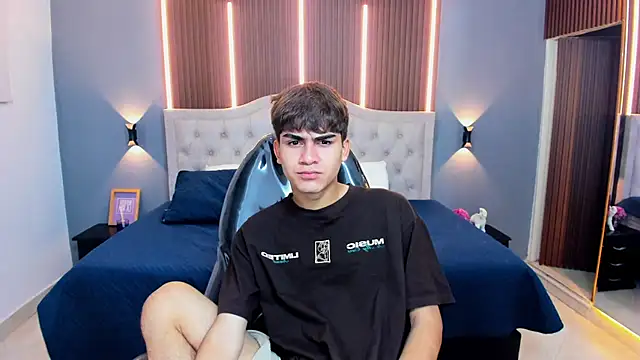 Tommy18   online show from November 15, 3:43 am