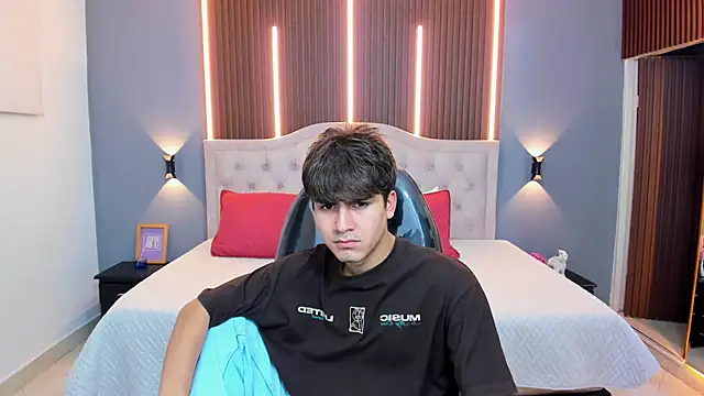 Snapshot of Tommy18__ chatting on December 14, 3:24 am Tommy18 online show from December 14, 3:24 am