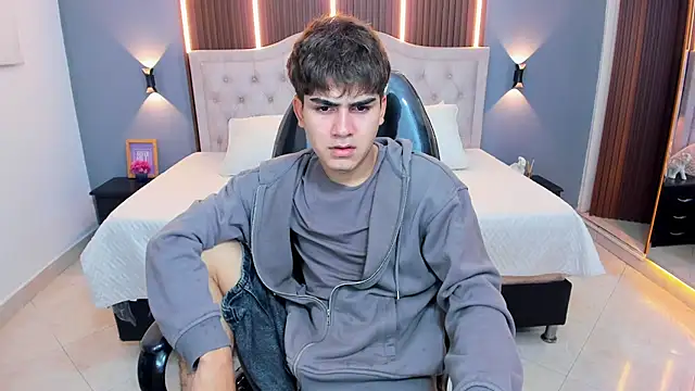 Snapshot of Tommy18__ chatting on January 11, 3:24 am Tommy18 online show from January 11, 3:24 am