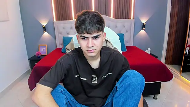 Snapshot of Tommy18__ chatting on February 13, 3:39 am Tommy18 online show from February 13, 3:39 am