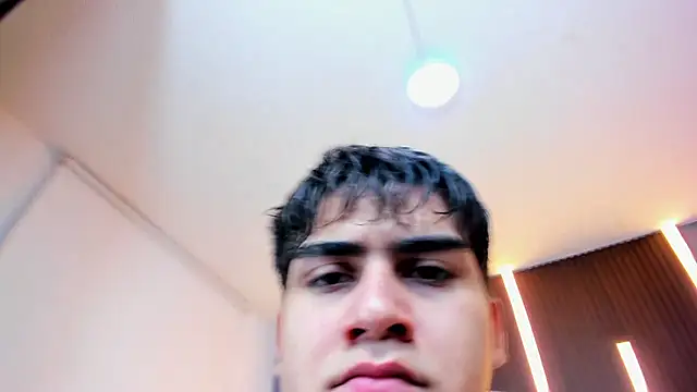 Snapshot of Tommy18__ chatting on January 16, 3:21 am Tommy18 online show from January 16, 3:21 am