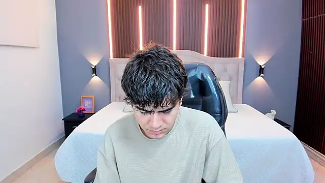 Snapshot of Tommy18__ chatting on February 6, 3:13 am Tommy18 online show from February 6, 3:13 am