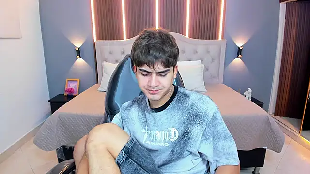 Snapshot of Tommy18__ chatting on January 14, 3:32 am Tommy18 online show from January 14, 3:32 am