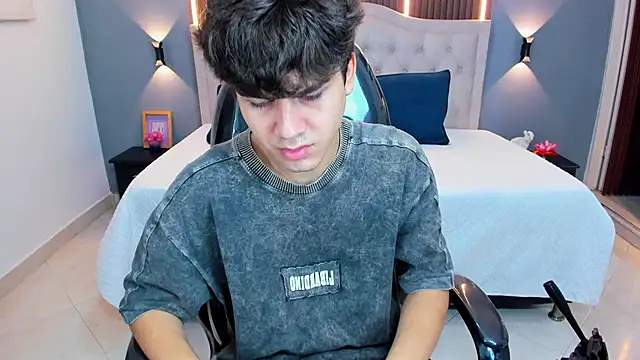 Tommy18   online show from April 10, 3:24 am