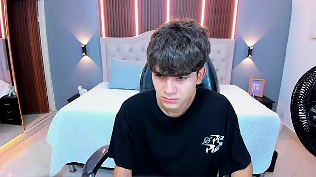 Tommy18   online show from September 28, 3:13 am