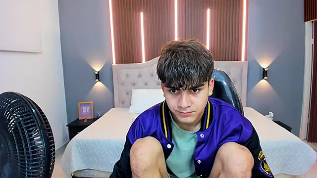 Tommy18   online show from September 14, 3:29 am