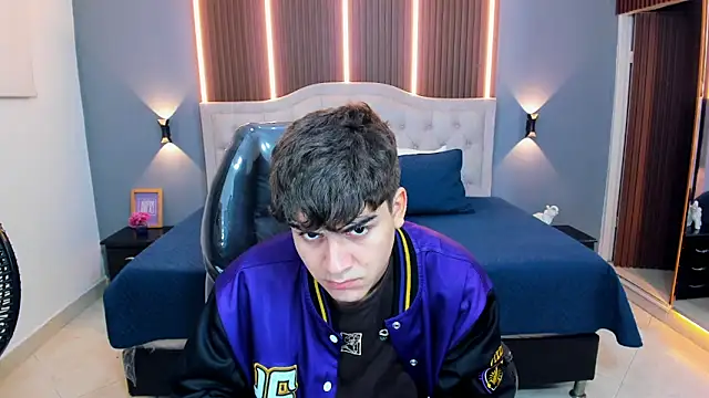 Snapshot of Tommy18__ chatting on February 24, 3:29 am Tommy18 online show from February 24, 3:29 am