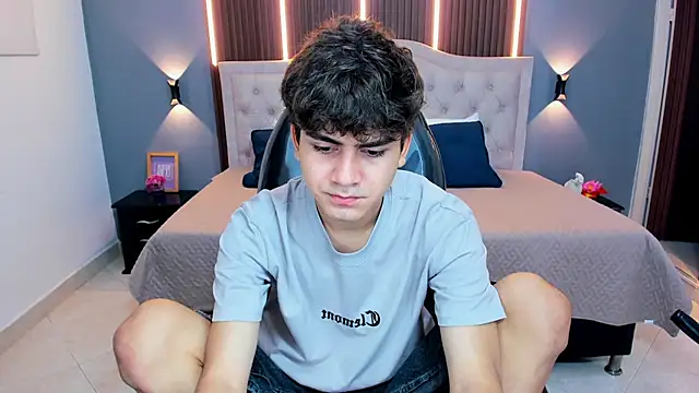 Tommy18   online show from April 2, 3:46 am