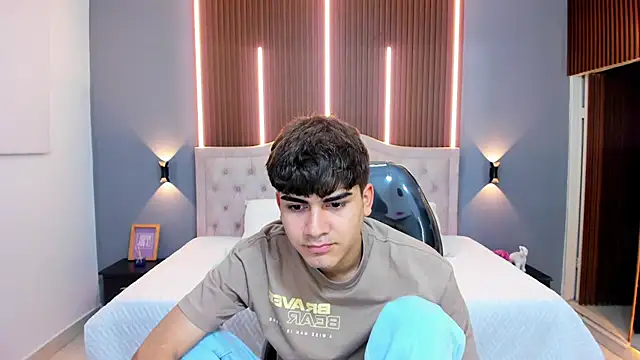 Tommy18   online show from October 17, 3:32 am