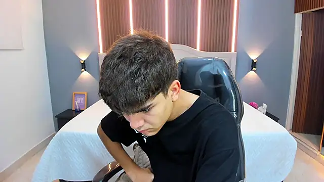 Tommy18   online show from November 12, 3:32 am