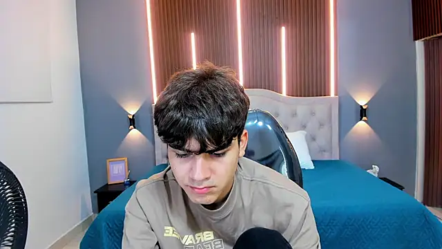 Tommy18   online show from September 21, 3:33 am