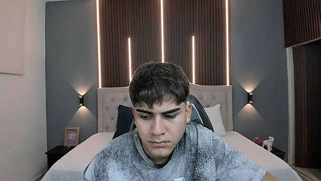 Snapshot of Tommy18__ chatting on December 19, 3:32 am Tommy18 online show from December 19, 3:32 am