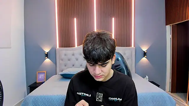 Tommy18   online show from September 19, 3:32 am