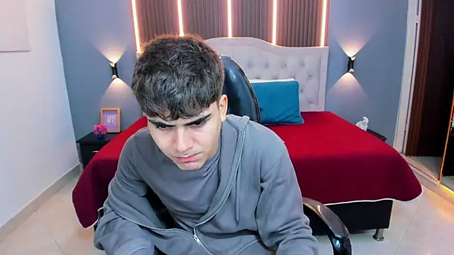 Snapshot of Tommy18__ chatting on February 15, 3:29 am Tommy18 online show from February 15, 3:29 am