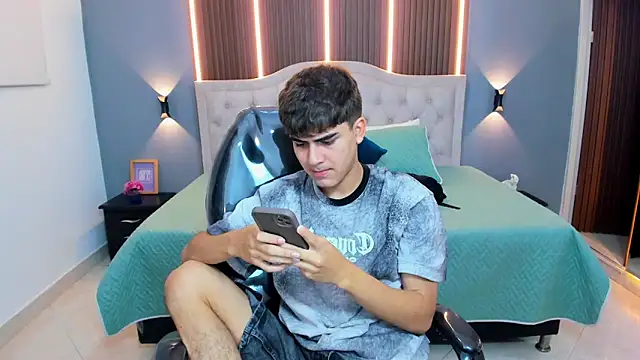 Snapshot of Tommy18__ chatting on February 18, 3:26 am Tommy18 online show from February 18, 3:26 am