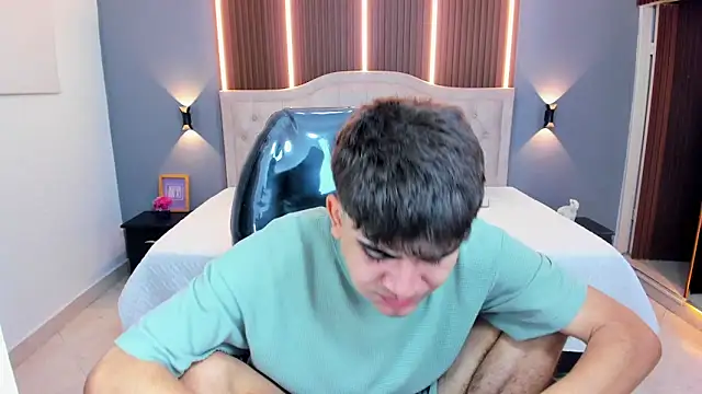 Snapshot of Tommy18__ chatting on February 8, 3:26 am Tommy18 online show from February 8, 3:26 am