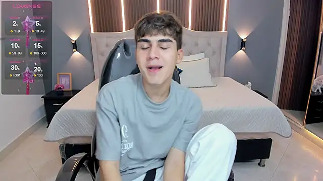 Snapshot of Tommy18__ chatting on February 22, 4:15 am Tommy18 online show from February 22, 4:15 am