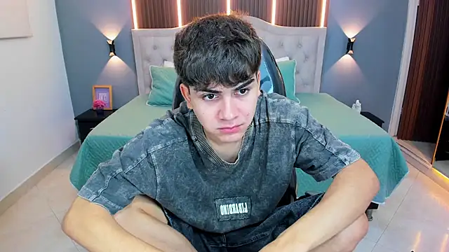 Snapshot of Tommy18__ chatting on February 28, 3:28 am Tommy18 online show from February 28, 3:28 am