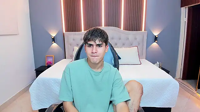 Snapshot of Tommy18__ chatting on January 9, 3:24 am Tommy18 online show from January 9, 3:24 am