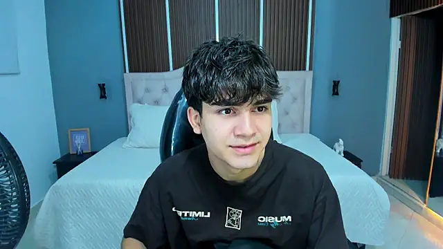 Tommy18   online show from September 30, 3:34 am