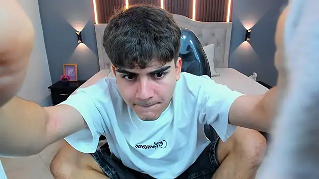 Snapshot of Tommy18__ chatting on February 19, 3:25 am Tommy18 online show from February 19, 3:25 am