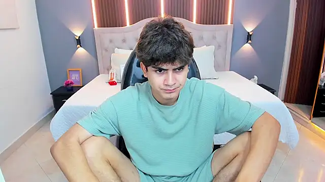 Snapshot of Tommy18__ chatting on February 5, 3:24 am Tommy18 online show from February 5, 3:24 am