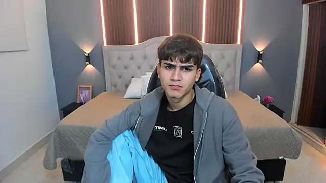 Tommy18   online show from November 13, 3:32 am