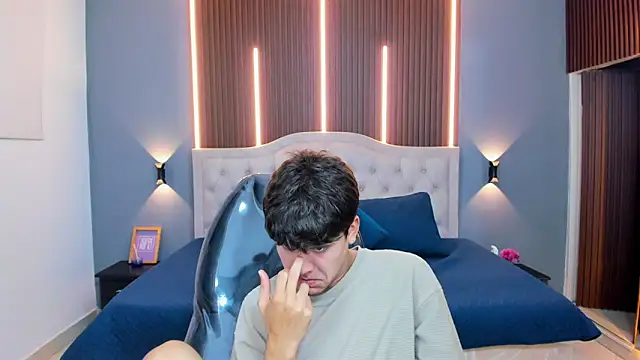 Snapshot of Tommy18__ chatting on December 5, 3:27 am Tommy18 online show from December 5, 3:27 am