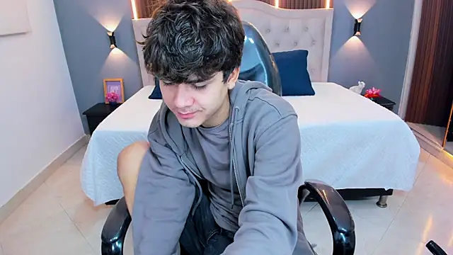 Tommy18   online show from April 11, 3:25 am